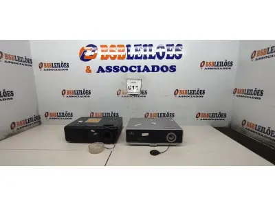 LOTE 011 - 02 PROJETORES MARCA DLP. (NO ESTADO) ATENÇÃO! FAZER A VISITAÇÃO ANTES DE ARREMATAR, NÃO SABEMOS SE FUNCIONA, LEILÃO NÃO TEM GARANTIA E NEM DEVOLUÇÃO, SUJEITO A POSSÍVEIS AVARIAS VISÍVEIS/OCULTAS E/OU AUSÊNCIA DE COMPONENTES.