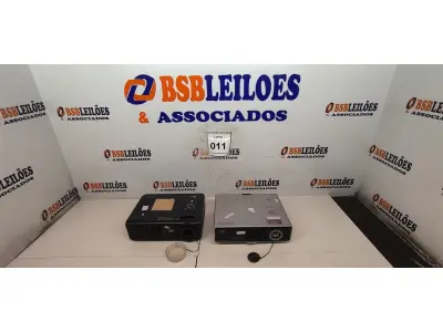 LOTE 011 - 02 PROJETORES MARCA DLP. (NO ESTADO) ATENÇÃO! FAZER A VISITAÇÃO ANTES DE ARREMATAR, NÃO SABEMOS SE FUNCIONA, LEILÃO NÃO TEM GARANTIA E NEM DEVOLUÇÃO, SUJEITO A POSSÍVEIS AVARIAS VISÍVEIS/OCULTAS E/OU AUSÊNCIA DE COMPONENTES.
