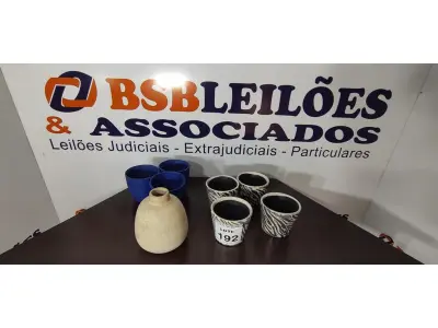 LOTE 192 - 08 VASOS DECORATIVOS. (NO ESTADO) ATENÇÃO! FAZER A VISITAÇÃO ANTES DE ARREMATAR, NÃO SABEMOS SE FUNCIONA, LEILÃO NÃO TEM GARANTIA E NEM DEVOLUÇÃO, SUJEITO A POSSÍVEIS AVARIAS VISÍVEIS/OCULTAS E/OU AUSÊNCIA DE COMPONENTES.