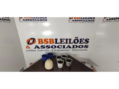 LOTE 192 - 08 VASOS DECORATIVOS. (NO ESTADO) ATENÇÃO! FAZER A VISITAÇÃO ANTES DE ARREMATAR, NÃO SABEMOS SE FUNCIONA, LEILÃO NÃO TEM GARANTIA E NEM DEVOLUÇÃO, SUJEITO A POSSÍVEIS AVARIAS VISÍVEIS/OCULTAS E/OU AUSÊNCIA DE COMPONENTES.