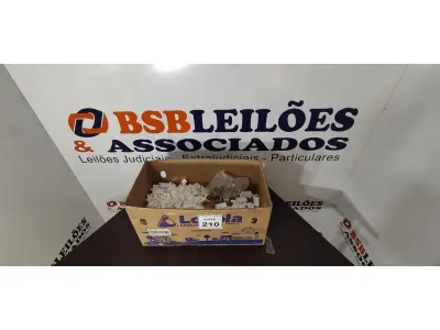 LOTE 210 - 01 LOTE COM GRANDE QUANTIDADE DE CANTONEIRAS DE PLÁSTICO. (NO ESTADO) ATENÇÃO! FAZER A VISITAÇÃO ANTES DE ARREMATAR, NÃO SABEMOS SE FUNCIONA, LEILÃO NÃO TEM GARANTIA E NEM DEVOLUÇÃO, SUJEITO A POSSÍVEIS AVARIAS VISÍVEIS/OCULTAS E/OU AUSÊNCIA DE COMPONENTES.