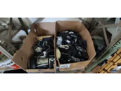 LOTE 203 - 01 LOTE COM GRANDE QUANTIDADE DE MOUSE E CAIXINHAS PARA PC MODELOS DIVERSOS. (NO ESTADO) ATENÇÃO! FAZER A VISITAÇÃO ANTES DE ARREMATAR, NÃO SABEMOS SE FUNCIONA, LEILÃO NÃO TEM GARANTIA E NEM DEVOLUÇÃO, SUJEITO A POSSÍVEIS AVARIAS VISÍVEIS/OCULTAS E/OU AUSÊNCIA DE COMPONENTES.