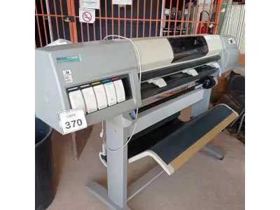 LOTE 370 - 01 IMPRESSORA PLOTTER DESINGJET MARCA HP. (NO ESTADO) ATENÇÃO! FAZER A VISITAÇÃO ANTES DE ARREMATAR, NÃO SABEMOS SE FUNCIONA. LEILÃO NÃO TEM GARANTIA E NEM DEVOLUÇÃO, SUJEITO A POSSÍVEIS AVARIAS VISÍVEIS/OCULTAS E/OU AUSÊNCIA DE COMPONENTES.
