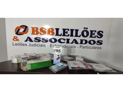 LOTE 095 - 01 LOTE COM VÁRIAS LUMINÁRIAS DE TAMANHOS E MODELOS DIVERSOS. (NO ESTADO) ATENÇÃO! FAZER A VISITAÇÃO ANTES DE ARREMATAR, NÃO SABEMOS SE FUNCIONA, LEILÃO NÃO TEM GARANTIA E NEM DEVOLUÇÃO, SUJEITO A POSSÍVEIS AVARIAS VISÍVEIS/OCULTAS E/OU AUSÊNCIA DE COMPONENTES.