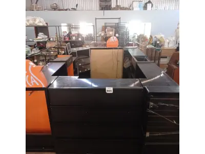 LOTE 336 - 01 QUIOSQUE DE SHOPPING EM MADEIRA, 01 MONITOR E SISTEMA DE CÂMERAS PRÉ-INSTALADOS. (NO ESTADO) ATENÇÃO! FAZER A VISITAÇÃO ANTES DE ARREMATAR, NÃO SABEMOS SE FUNCIONA, LEILÃO NÃO TEM GARANTIA E NEM DEVOLUÇÃO, SUJEITO A POSSÍVEIS AVARIAS VISÍVEIS/OCULTAS E/OU AUSÊNCIA DE COMPONENTES.