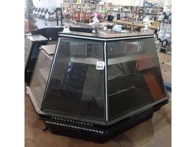 LOTE 335 - 01 QUIOSQUE DE SHOPPING COM VITRINE DE VIDRO E SISTEMA DE CÂMERAS PRÉ-INSTALADOS. (NO ESTADO) ATENÇÃO! FAZER A VISITAÇÃO ANTES DE ARREMATAR, NÃO SABEMOS SE FUNCIONA, LEILÃO NÃO TEM GARANTIA E NEM DEVOLUÇÃO, SUJEITO A POSSÍVEIS AVARIAS VISÍVEIS/OCULTAS E/OU AUSÊNCIA DE COMPONENTES.
