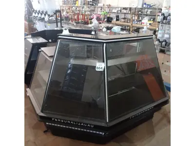 LOTE 335 - 01 QUIOSQUE DE SHOPPING COM VITRINE DE VIDRO E SISTEMA DE CÂMERAS PRÉ-INSTALADOS. (NO ESTADO) ATENÇÃO! FAZER A VISITAÇÃO ANTES DE ARREMATAR, NÃO SABEMOS SE FUNCIONA, LEILÃO NÃO TEM GARANTIA E NEM DEVOLUÇÃO, SUJEITO A POSSÍVEIS AVARIAS VISÍVEIS/OCULTAS E/OU AUSÊNCIA DE COMPONENTES.