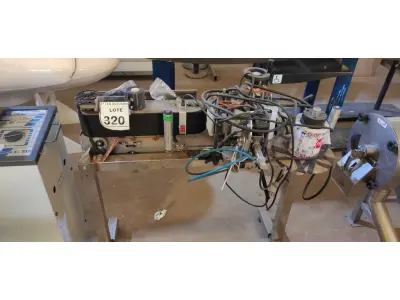 LOTE 320 - 01 ROTULADORA E DATADORA SEMI AUTOMÁTICA FALCO. (NO ESTADO) ATENÇÃO! FAZER A VISITAÇÃO ANTES DE ARREMATAR, NÃO SABEMOS SE FUNCIONA. LEILÃO NÃO TEM GARANTIA E NEM DEVOLUÇÃO, SUJEITO A POSSÍVEIS AVARIAS VISÍVEIS/OCULTAS E/OU AUSÊNCIA DE COMPONENTES.