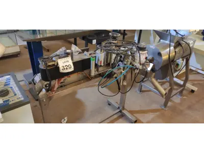 LOTE 320 - 01 ROTULADORA E DATADORA SEMI AUTOMÁTICA FALCO. (NO ESTADO) ATENÇÃO! FAZER A VISITAÇÃO ANTES DE ARREMATAR, NÃO SABEMOS SE FUNCIONA. LEILÃO NÃO TEM GARANTIA E NEM DEVOLUÇÃO, SUJEITO A POSSÍVEIS AVARIAS VISÍVEIS/OCULTAS E/OU AUSÊNCIA DE COMPONENTES.