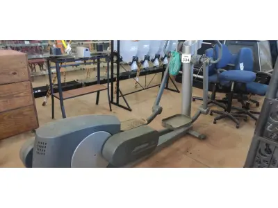 LOTE 534 - 01 ELÍPTICO MODELO LIFE FITNESS 95XI. (NO ESTADO) ATENÇÃO! FAZER A VISITAÇÃO ANTES DE ARREMATAR, NÃO SABEMOS SE FUNCIONA, LEILÃO NÃO TEM GARANTIA E NEM DEVOLUÇÃO, SUJEITO A POSSÍVEIS AVARIAS VISÍVEIS/OCULTAS E/OU AUSÊNCIA DE COMPONENTES.