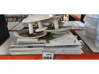 LOTE 084 - 01 LOTE COM VÁRIAS LUMINÁRIAS DE EMBUTIR MODELOS DIVERSOS. (NO ESTADO) ATENÇÃO! FAZER A VISITAÇÃO ANTES DE ARREMATAR, NÃO SABEMOS SE FUNCIONA, LEILÃO NÃO TEM GARANTIA E NEM DEVOLUÇÃO, SUJEITO A POSSÍVEIS AVARIAS VISÍVEIS/OCULTAS E/OU AUSÊNCIA DE COMPONENTES.