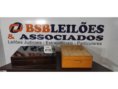 LOTE 619 - 02 MALAS EM MADEIRA PARA FAQUEIRO.  (NO ESTADO) ATENÇÃO! FAZER A VISITAÇÃO ANTES DE ARREMATAR, NÃO SABEMOS SE FUNCIONA, LEILÃO NÃO TEM GARANTIA E NEM DEVOLUÇÃO, SUJEITO A POSSÍVEIS AVARIAS VISÍVEIS/OCULTAS E/OU AUSÊNCIA DE COMPONENTES.