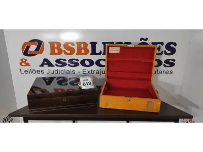LOTE 619 - 02 MALAS EM MADEIRA PARA FAQUEIRO.  (NO ESTADO) ATENÇÃO! FAZER A VISITAÇÃO ANTES DE ARREMATAR, NÃO SABEMOS SE FUNCIONA, LEILÃO NÃO TEM GARANTIA E NEM DEVOLUÇÃO, SUJEITO A POSSÍVEIS AVARIAS VISÍVEIS/OCULTAS E/OU AUSÊNCIA DE COMPONENTES.