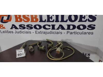 LOTE 604 - 04 DUCHAS DE METAL E 01 DUCHA DE MÃO.  (NO ESTADO) ATENÇÃO! FAZER A VISITAÇÃO ANTES DE ARREMATAR, NÃO SABEMOS SE FUNCIONA, LEILÃO NÃO TEM GARANTIA E NEM DEVOLUÇÃO, SUJEITO A POSSÍVEIS AVARIAS VISÍVEIS/OCULTAS E/OU AUSÊNCIA DE COMPONENTES.