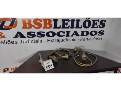 LOTE 604 - 04 DUCHAS DE METAL E 01 DUCHA DE MÃO.  (NO ESTADO) ATENÇÃO! FAZER A VISITAÇÃO ANTES DE ARREMATAR, NÃO SABEMOS SE FUNCIONA, LEILÃO NÃO TEM GARANTIA E NEM DEVOLUÇÃO, SUJEITO A POSSÍVEIS AVARIAS VISÍVEIS/OCULTAS E/OU AUSÊNCIA DE COMPONENTES.