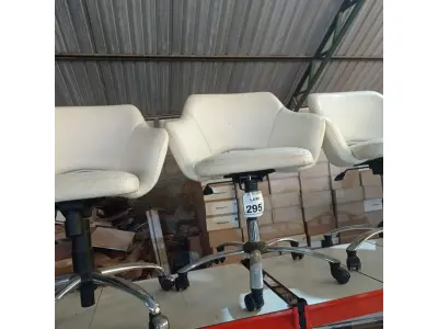 LOTE 295 - 04 POLTRONAS GIRATÓRIAS COM RODINHAS BASE CROMADA NA COR BRANCA. (NO ESTADO) ATENÇÃO! FAZER A VISITAÇÃO ANTES DE ARREMATAR, NÃO SABEMOS SE FUNCIONA, LEILÃO NÃO TEM GARANTIA E NEM DEVOLUÇÃO, SUJEITO A POSSÍVEIS AVARIAS VISÍVEIS/OCULTAS E/OU AUSÊNCIA DE COMPONENTES.