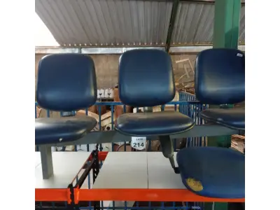 LOTE 214 - 01 LONGARINA DE 03 LUGARES E 01 CADEIRA ALTA PARA CAIXA. (NO ESTADO) ATENÇÃO! FAZER A VISITAÇÃO ANTES DE ARREMATAR, NÃO SABEMOS SE FUNCIONA, LEILÃO NÃO TEM GARANTIA E NEM DEVOLUÇÃO, SUJEITO A POSSÍVEIS AVARIAS VISÍVEIS/OCULTAS E/OU AUSÊNCIA DE COMPONENTES.