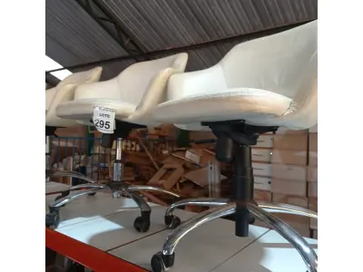 LOTE 295 - 04 POLTRONAS GIRATÓRIAS COM RODINHAS BASE CROMADA NA COR BRANCA. (NO ESTADO) ATENÇÃO! FAZER A VISITAÇÃO ANTES DE ARREMATAR, NÃO SABEMOS SE FUNCIONA, LEILÃO NÃO TEM GARANTIA E NEM DEVOLUÇÃO, SUJEITO A POSSÍVEIS AVARIAS VISÍVEIS/OCULTAS E/OU AUSÊNCIA DE COMPONENTES.