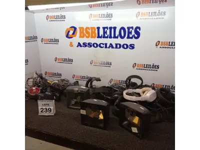LOTE 239 - 03 LEITORAS DE CODIGOS DE BARRA E VARIOS FONES DE OUVIDO. (NO ESTADO) ATENÇÃO! FAZER A VISITAÇÃO ANTES DE ARREMATAR, NÃO SABEMOS SE FUNCIONA, LEILÃO NÃO TEM GARANTIA E NEM DEVOLUÇÃO, SUJEITO A POSSÍVEIS AVARIAS VISÍVEIS/OCULTAS E/OU AUSÊNCIA DE COMPONENTES.
