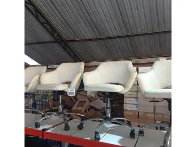 LOTE 295 - 04 POLTRONAS GIRATÓRIAS COM RODINHAS BASE CROMADA NA COR BRANCA. (NO ESTADO) ATENÇÃO! FAZER A VISITAÇÃO ANTES DE ARREMATAR, NÃO SABEMOS SE FUNCIONA, LEILÃO NÃO TEM GARANTIA E NEM DEVOLUÇÃO, SUJEITO A POSSÍVEIS AVARIAS VISÍVEIS/OCULTAS E/OU AUSÊNCIA DE COMPONENTES.