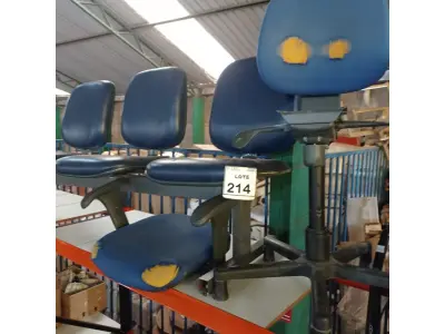 LOTE 214 - 01 LONGARINA DE 03 LUGARES E 01 CADEIRA ALTA PARA CAIXA. (NO ESTADO) ATENÇÃO! FAZER A VISITAÇÃO ANTES DE ARREMATAR, NÃO SABEMOS SE FUNCIONA, LEILÃO NÃO TEM GARANTIA E NEM DEVOLUÇÃO, SUJEITO A POSSÍVEIS AVARIAS VISÍVEIS/OCULTAS E/OU AUSÊNCIA DE COMPONENTES.