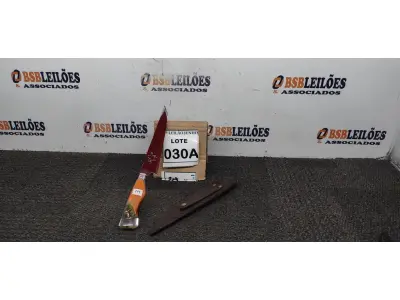 LOTE 030 - FACA ARTESANAL  AÇO INOX CABO HIBRIDO  MADEIRA E RESINA  BAINHA DE COURO LEGITIMO TAMANHO TOTAL 35,5CM 9 POLEGADAS PESO 236G JÁ AFIADA. (NO ESTADO) ATENÇÃO! FAZER A VISITAÇÃO ANTES DE ARREMATAR, NÃO SABEMOS SE FUNCIONA, LEILÃO NÃO TEM GARANTIA E NEM DEVOLUÇÃO, SUJEITO A POSSÍVEIS AVARIAS VISÍVEIS/OCULTAS E/OU AUSÊNCIA DE COMPONENTES.  