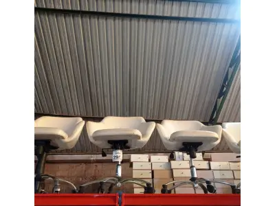 LOTE 295 - 04 POLTRONAS GIRATÓRIAS COM RODINHAS BASE CROMADA NA COR BRANCA. (NO ESTADO) ATENÇÃO! FAZER A VISITAÇÃO ANTES DE ARREMATAR, NÃO SABEMOS SE FUNCIONA, LEILÃO NÃO TEM GARANTIA E NEM DEVOLUÇÃO, SUJEITO A POSSÍVEIS AVARIAS VISÍVEIS/OCULTAS E/OU AUSÊNCIA DE COMPONENTES.