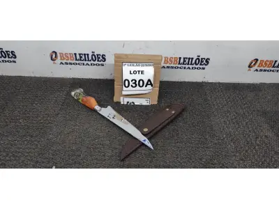 LOTE 030 - FACA ARTESANAL  AÇO INOX CABO HIBRIDO  MADEIRA E RESINA  BAINHA DE COURO LEGITIMO TAMANHO TOTAL 35,5CM 9 POLEGADAS PESO 236G JÁ AFIADA. (NO ESTADO) ATENÇÃO! FAZER A VISITAÇÃO ANTES DE ARREMATAR, NÃO SABEMOS SE FUNCIONA, LEILÃO NÃO TEM GARANTIA E NEM DEVOLUÇÃO, SUJEITO A POSSÍVEIS AVARIAS VISÍVEIS/OCULTAS E/OU AUSÊNCIA DE COMPONENTES.  