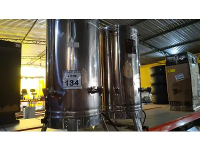 LOTE 134 - 02 CAFETEIRAS INDUSTRIAIS EM INOX.  (NO ESTADO) ATENÇÃO! FAZER A VISITAÇÃO ANTES DE ARREMATAR, NÃO SABEMOS SE FUNCIONA. LEILÃO NÃO TEM GARANTIA E NEM DEVOLUÇÃO, SUJEITO A POSSÍVEIS AVARIAS VISÍVEIS/OCULTAS E/OU AUSÊNCIA DE COMPONENTES.