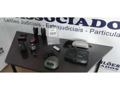 LOTE 066 - 05 RÁDIOS COMUNICADORES, 02 RÁDIOS RELÓGIOS, 02 CAIXINHAS DE SOM E 01 AMPLIFICADOR DE VOZ.  (NO ESTADO) ATENÇÃO! FAZER A VISITAÇÃO ANTES DE ARREMATAR, NÃO SABEMOS SE FUNCIONA. LEILÃO NÃO TEM GARANTIA E NEM DEVOLUÇÃO, SUJEITO A POSSÍVEIS AVARIAS VISÍVEIS/OCULTAS E/OU AUSÊNCIA DE COMPONENTES.
