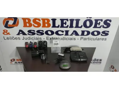 LOTE 066 - 05 RÁDIOS COMUNICADORES, 02 RÁDIOS RELÓGIOS, 02 CAIXINHAS DE SOM E 01 AMPLIFICADOR DE VOZ.  (NO ESTADO) ATENÇÃO! FAZER A VISITAÇÃO ANTES DE ARREMATAR, NÃO SABEMOS SE FUNCIONA. LEILÃO NÃO TEM GARANTIA E NEM DEVOLUÇÃO, SUJEITO A POSSÍVEIS AVARIAS VISÍVEIS/OCULTAS E/OU AUSÊNCIA DE COMPONENTES.