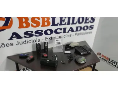 LOTE 066 - 05 RÁDIOS COMUNICADORES, 02 RÁDIOS RELÓGIOS, 02 CAIXINHAS DE SOM E 01 AMPLIFICADOR DE VOZ.  (NO ESTADO) ATENÇÃO! FAZER A VISITAÇÃO ANTES DE ARREMATAR, NÃO SABEMOS SE FUNCIONA. LEILÃO NÃO TEM GARANTIA E NEM DEVOLUÇÃO, SUJEITO A POSSÍVEIS AVARIAS VISÍVEIS/OCULTAS E/OU AUSÊNCIA DE COMPONENTES.