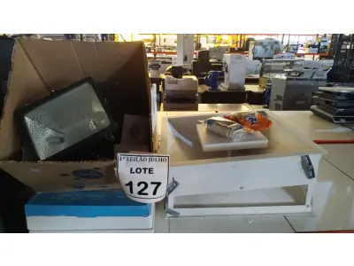 LOTE 127 - 01 LOTE COM VÁRIAS LUMINÁRIAS LED DE EMBUTIR E REATORES DIVERSOS. (NO ESTADO) ATENÇÃO! FAZER A VISITAÇÃO ANTES DE ARREMATAR, NÃO SABEMOS SE FUNCIONA. LEILÃO NÃO TEM GARANTIA E NEM DEVOLUÇÃO, SUJEITO A POSSÍVEIS AVARIAS VISÍVEIS/OCULTAS E/OU AUSÊNCIA DE COMPONENTES.