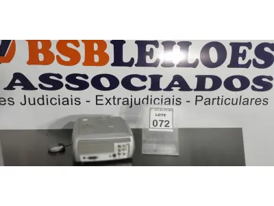 LOTE 072 - 01 PROJETOR MULTIMÍDIA MODELO SCREEN PLAY 4805 MARCA INFOCUS.  (NO ESTADO) ATENÇÃO! FAZER A VISITAÇÃO ANTES DE ARREMATAR, NÃO SABEMOS SE FUNCIONA. LEILÃO NÃO TEM GARANTIA E NEM DEVOLUÇÃO, SUJEITO A POSSÍVEIS AVARIAS VISÍVEIS/OCULTAS E/OU AUSÊNCIA DE COMPONENTES.