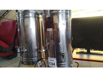 LOTE 134 - 02 CAFETEIRAS INDUSTRIAIS EM INOX.  (NO ESTADO) ATENÇÃO! FAZER A VISITAÇÃO ANTES DE ARREMATAR, NÃO SABEMOS SE FUNCIONA. LEILÃO NÃO TEM GARANTIA E NEM DEVOLUÇÃO, SUJEITO A POSSÍVEIS AVARIAS VISÍVEIS/OCULTAS E/OU AUSÊNCIA DE COMPONENTES.