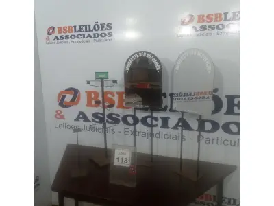 LOTE 113 - 02 ESPELHOS E 01 MOSTRUÁRIO. (NO ESTADO) ATENÇÃO! FAZER A VISITAÇÃO ANTES DE ARREMATAR, NÃO SABEMOS SE FUNCIONA. LEILÃO NÃO TEM GARANTIA E NEM DEVOLUÇÃO, SUJEITO A POSSÍVEIS AVARIAS VISÍVEIS/OCULTAS E/OU AUSÊNCIA DE COMPONENTES.