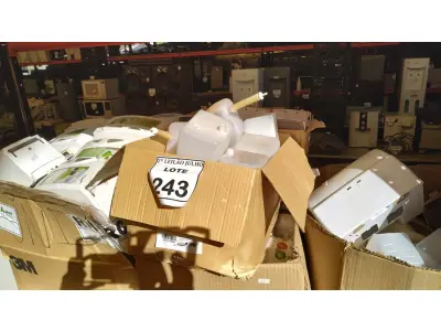 LOTE 243 - 01 LOTE COM GRANDE QUANTIDADE DE DISPENSES DE PAPEL E SABÃO. (NO ESTADO) ATENÇÃO! FAZER A VISITAÇÃO ANTES DE ARREMATAR, NÃO SABEMOS SE FUNCIONA. LEILÃO NÃO TEM GARANTIA E NEM DEVOLUÇÃO, SUJEITO A POSSÍVEIS AVARIAS VISÍVEIS/OCULTAS E/OU AUSÊNCIA DE COMPONENTES.
