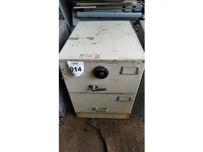 LOTE 014 - 01 COFRE. (NO ESTADO EM QUE SE ENCONTRA. SUJEITO A AVARIAS OCULTAS/VISÍVEIS.) BH1466B