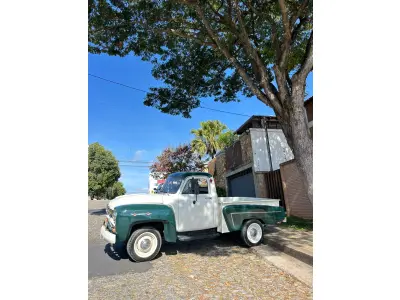 LOTE 429 - 01 CHEVROLET BRASIL 1958, UM CLÁSSICO VERDE EM ESTADO ORIGINAL! EQUIPADO COM MOTOR 6 CILINDROS, ESTE ÍCONE AUTOMOTIVO COMBINA ELEGÂNCIA RETRÔ COM ROBUSTEZ. CONSERVADO COM DETALHES AUTÊNTICOS, É PERFEITO PARA COLECIONADORES E AMANTES DE CARROS VINTAGE. NÃO PERCA A CHANCE DE POSSUIR UM PEDAÇO DA HISTÓRIA! (NO ESTADO) (VISITAÇÃO E RETIRADA EM DIVINÓPOLIS-MG) (AGENDAR)