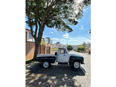 LOTE 429 - 01 CHEVROLET BRASIL 1958, UM CLÁSSICO VERDE EM ESTADO ORIGINAL! EQUIPADO COM MOTOR 6 CILINDROS, ESTE ÍCONE AUTOMOTIVO COMBINA ELEGÂNCIA RETRÔ COM ROBUSTEZ. CONSERVADO COM DETALHES AUTÊNTICOS, É PERFEITO PARA COLECIONADORES E AMANTES DE CARROS VINTAGE. NÃO PERCA A CHANCE DE POSSUIR UM PEDAÇO DA HISTÓRIA! (NO ESTADO) (VISITAÇÃO E RETIRADA EM DIVINÓPOLIS-MG) (AGENDAR)