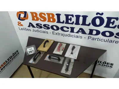 LOTE 267 - 03 DESEMPENADEIRAS DENTADA DE AÇO, 02 DESEMPENADEIRAS PLÁSTICAS, 01 DESEMPENADEIRA DE MADEIRA. (NO ESTADO) ATENÇÃO! FAZER A VISITAÇÃO ANTES DE ARREMATAR, NÃO SABEMOS SE FUNCIONA. LEILÃO NÃO TEM GARANTIA E NEM DEVOLUÇÃO, SUJEITO A POSSÍVEIS AVARIAS VISÍVEIS/OCULTAS E/OU AUSÊNCIA DE COMPONENTES.