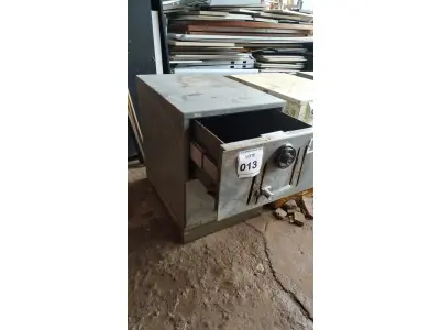 LOTE 013 - 01 COFRE. (NO ESTADO EM QUE SE ENCONTRA. SUJEITO A AVARIAS OCULTAS/VISÍVEIS.) AV9605V