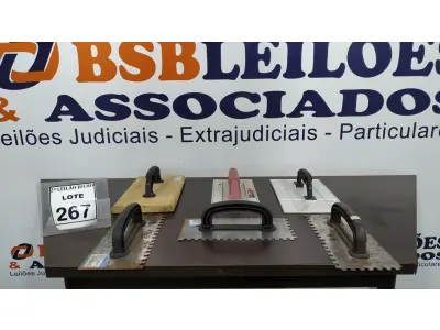 LOTE 267 - 03 DESEMPENADEIRAS DENTADA DE AÇO, 02 DESEMPENADEIRAS PLÁSTICAS, 01 DESEMPENADEIRA DE MADEIRA. (NO ESTADO) ATENÇÃO! FAZER A VISITAÇÃO ANTES DE ARREMATAR, NÃO SABEMOS SE FUNCIONA. LEILÃO NÃO TEM GARANTIA E NEM DEVOLUÇÃO, SUJEITO A POSSÍVEIS AVARIAS VISÍVEIS/OCULTAS E/OU AUSÊNCIA DE COMPONENTES.