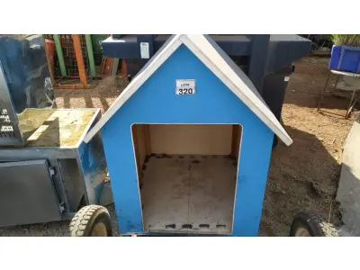 LOTE 320 - 01 CASA DE CACHORRO EM MADEIRA. (NO ESTADO) ATENÇÃO! FAZER A VISITAÇÃO ANTES DE ARREMATAR, NÃO SABEMOS SE FUNCIONA. LEILÃO NÃO TEM GARANTIA E NEM DEVOLUÇÃO, SUJEITO A POSSÍVEIS AVARIAS VISÍVEIS/OCULTAS E/OU AUSÊNCIA DE COMPONENTES.