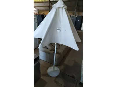 LOTE 093 - 01 UMBRELLA (GUARDA SOL). (NO ESTADO EM QUE SE ENCONTRA. SUJEITO A AVARIAS OCULTAS/VISÍVEIS.)  BH1656K