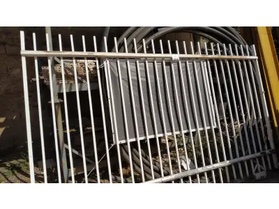 LOTE 324 - 01 PORTÃO DE FERRO COM APROXIMADAMENTE 4M. (NO ESTADO) ATENÇÃO! FAZER A VISITAÇÃO ANTES DE ARREMATAR, NÃO SABEMOS SE FUNCIONA. LEILÃO NÃO TEM GARANTIA E NEM DEVOLUÇÃO, SUJEITO A POSSÍVEIS AVARIAS VISÍVEIS/OCULTAS E/OU AUSÊNCIA DE COMPONENTES.