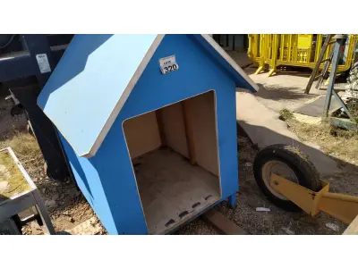 LOTE 320 - 01 CASA DE CACHORRO EM MADEIRA. (NO ESTADO) ATENÇÃO! FAZER A VISITAÇÃO ANTES DE ARREMATAR, NÃO SABEMOS SE FUNCIONA. LEILÃO NÃO TEM GARANTIA E NEM DEVOLUÇÃO, SUJEITO A POSSÍVEIS AVARIAS VISÍVEIS/OCULTAS E/OU AUSÊNCIA DE COMPONENTES.