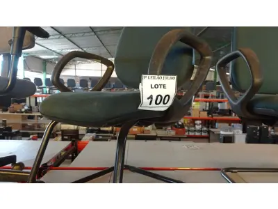 LOTE 100 - 01 CADEIRA DE ESCRITÓRIO COM PÉS FIXOS. (NO ESTADO) ATENÇÃO! FAZER A VISITAÇÃO ANTES DE ARREMATAR, NÃO SABEMOS SE FUNCIONA, LEILÃO NÃO TEM GARANTIA E NEM DEVOLUÇÃO, SUJEITO A POSSÍVEIS AVARIAS VISÍVEIS/OCULTAS E/OU AUSÊNCIA DE COMPONENTES.
