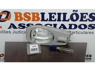 LOTE 068 - 01 LUMINÁRIA PRA POSTE. (NO ESTADO) ATENÇÃO! FAZER A VISITAÇÃO ANTES DE ARREMATAR, NÃO SABEMOS SE FUNCIONA, LEILÃO NÃO TEM GARANTIA E NEM DEVOLUÇÃO, SUJEITO A POSSÍVEIS AVARIAS VISÍVEIS/OCULTAS E/OU AUSÊNCIA DE COMPONENTES.