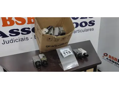 LOTE 113 - 01 LOTE COM GRANDE QUANTIDADE DE CÂMERAS DE MONITORAMENTO DE MARCAS E MODELOS VARIADOS (NO ESTADO) ATENÇÃO! FAZER A VISITAÇÃO ANTES DE ARREMATAR, NÃO SABEMOS SE FUNCIONA, LEILÃO NÃO TEM GARANTIA E NEM DEVOLUÇÃO, SUJEITO A POSSÍVEIS AVARIAS VISÍVEIS/OCULTAS E/OU AUSÊNCIA DE COMPONENTES.